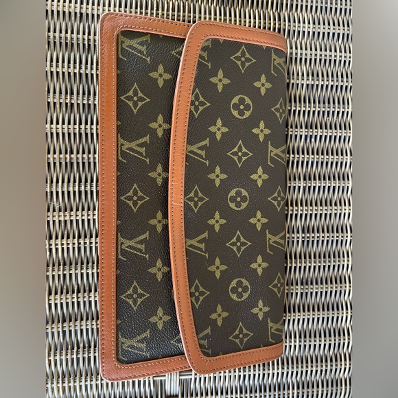 Authentic Louis Vuitton Monogram Dame Clutch GM - Picture 4 of 17